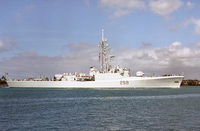 HMCS_Terra_Nova_(DDE_259)_at_Pearl_Harbor_1986.jpg